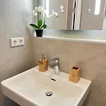 The Peaceful Garden & Free Parking Guest house