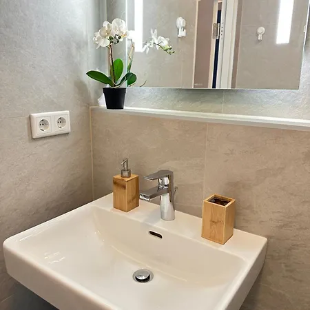 The Peaceful Garden & Free Parking Pensionat