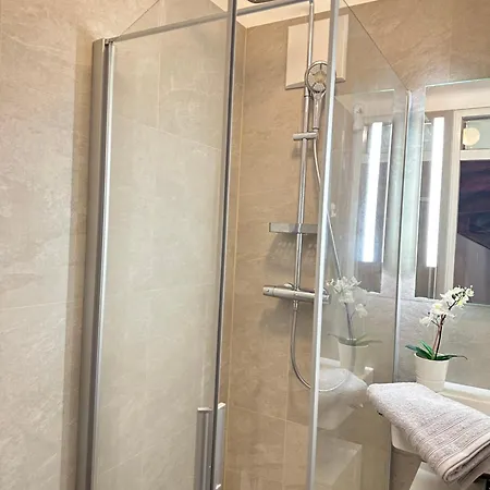 The Peaceful Garden & Free Parking 4*